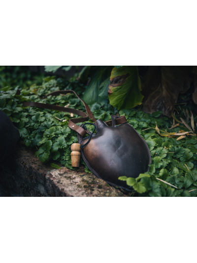 Trollfelsen_Mittelalter_Gewandung_Wasserschlauch_Trinkflasche_Leder_Costrel (2) Trollfelsen_Mittelalter_Gewandung_Wasserschlauch_Trinkflasche_Leder_Costrel (2)